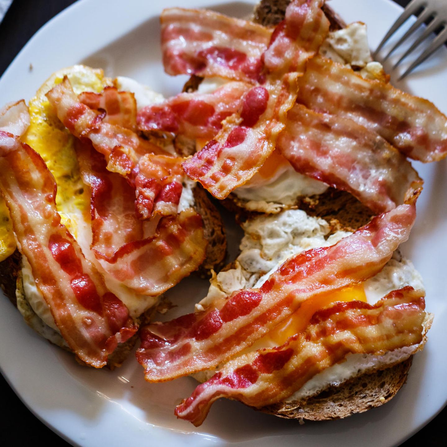 Brot mit Bacon und Ei