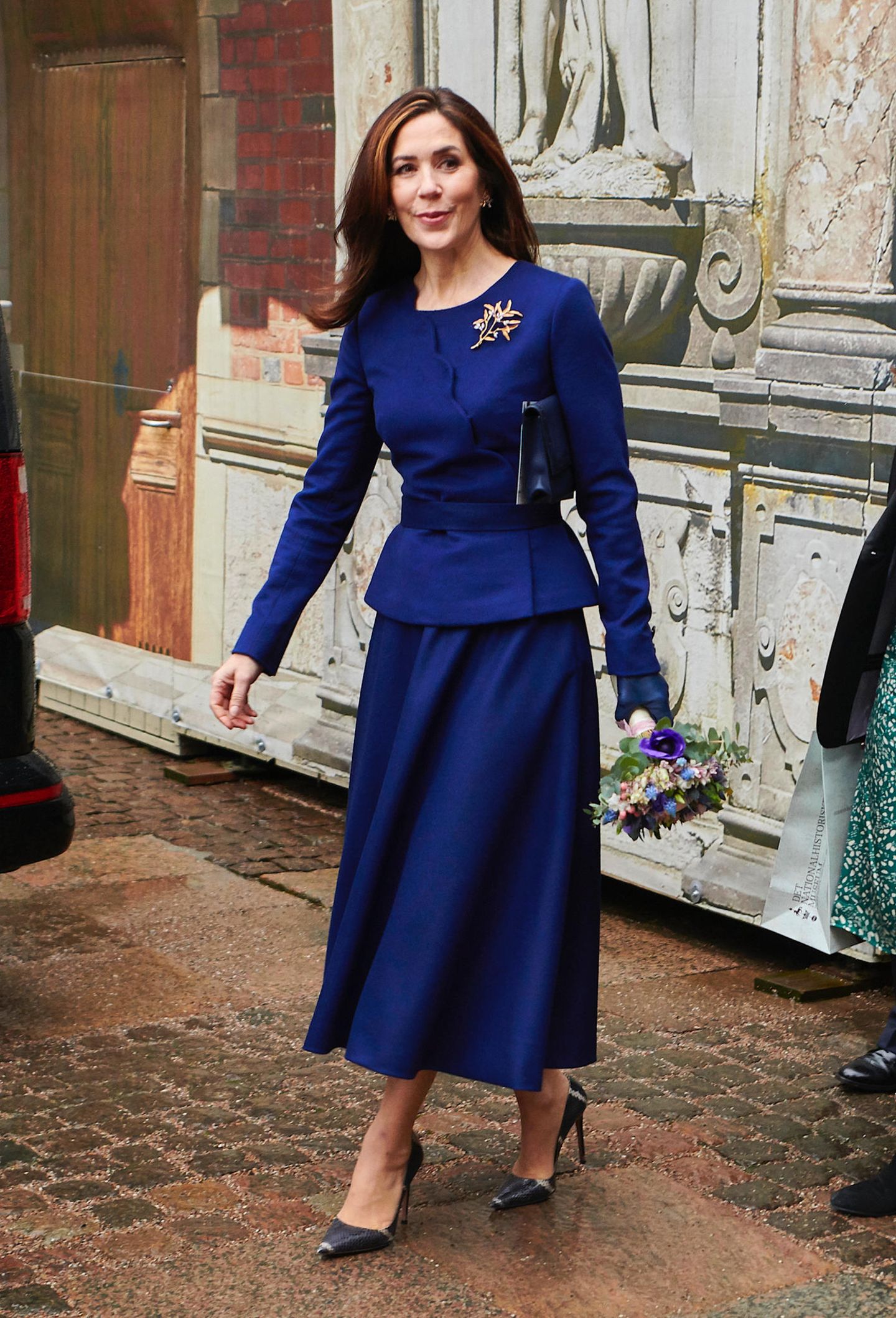 Prinzessin Mary trägt ein royalblaues Kostüm