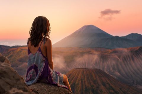 Psychologie: Frau blickt auf Vulkan