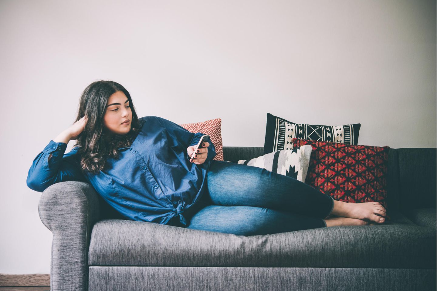 Einsame Frau mit Smartphone: Warum es so schwierig ist, als Erwachsene Freundschaften zu schließen