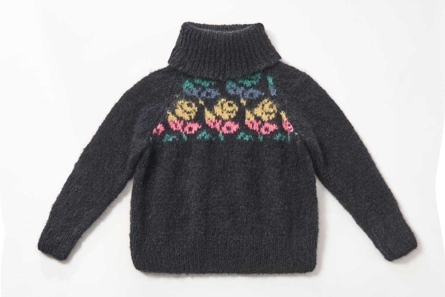 Rosenpullover stricken: dunkler Pullover mit Rollkragen und Rosenmuster