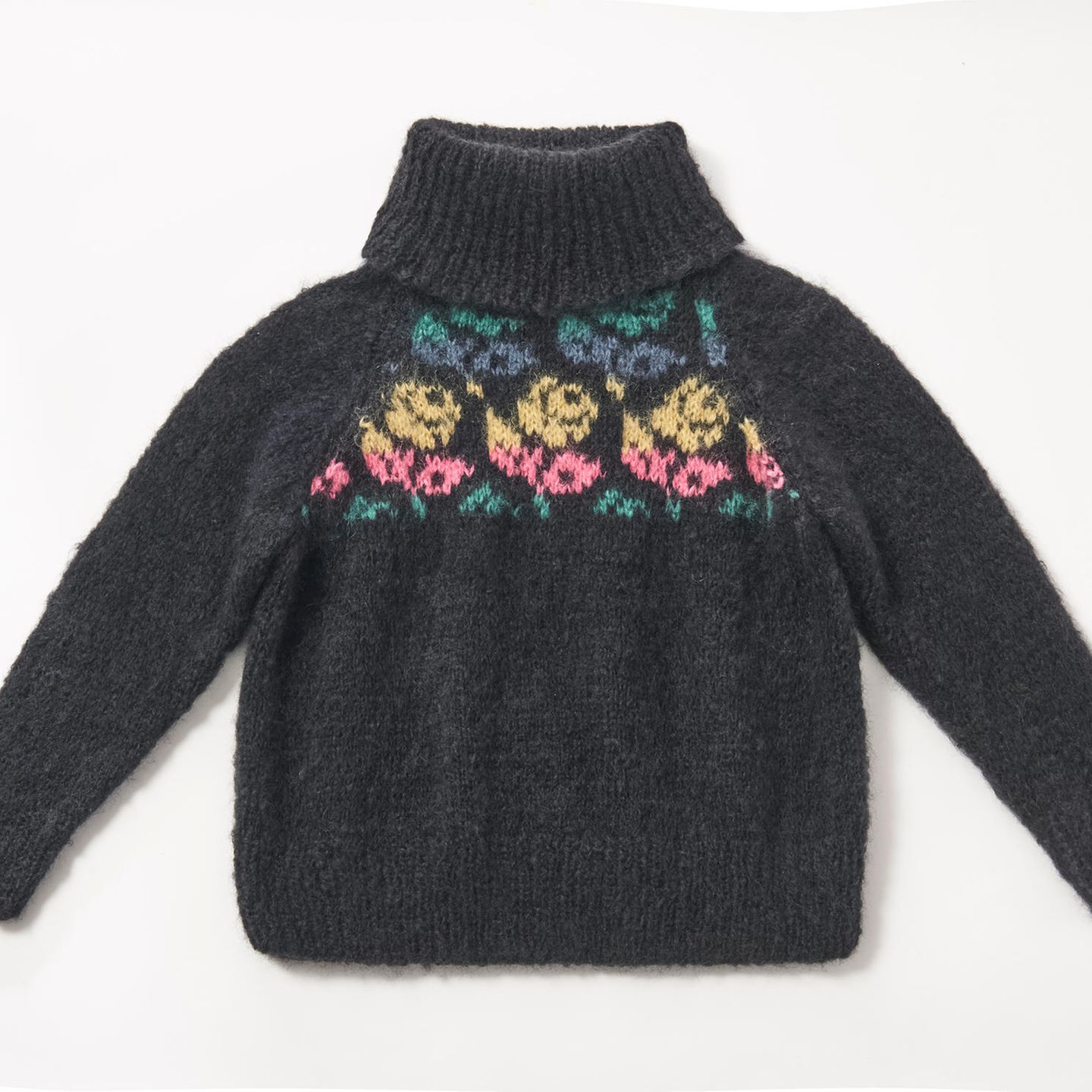 Rosenpullover stricken: dunkler Pullover mit Rollkragen und Rosenmuster