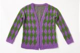 Rhombenjacke stricken: Strickjacke mit grünen und lila Rauten