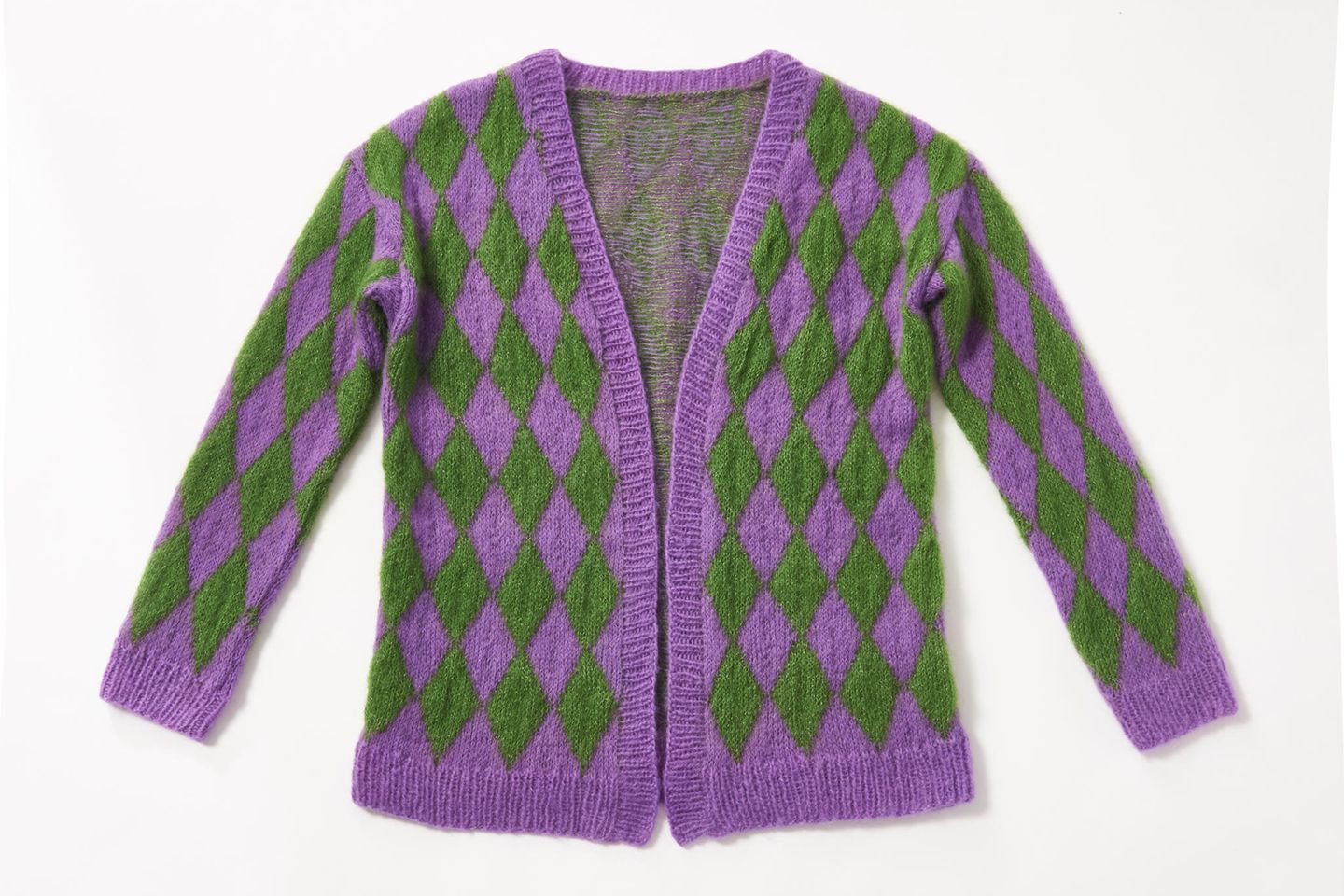 Rhombenjacke stricken: Strickjacke mit grünen und lila Rauten