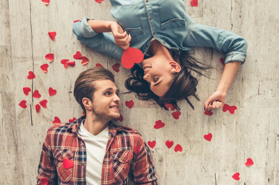 Valentinstag-Horoskop: Paar blickt sich verliebt in die Augen