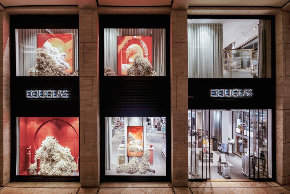 Foto von den Schaufenstern im Douglas-Store Berlin Mitte