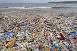 Angespülter Plastikmüll liegt an einem Strand.