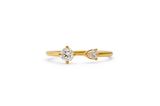 Schmuck geht immer. Deswegen landet auch dieser zauberhafte Ring Chiara von Zany&Shy auf unserem Wunschzettel. Zart, elegant und mit der richtigen Portion Extravaganz das perfekte Schmuckstück. Was uns besonders gefällt: Der Ring besteht aus recyceltem 18-karätigem Gold. Ein perfektes Geschenk für uns!  Ring Chiara von Zany&Shy für 935 €