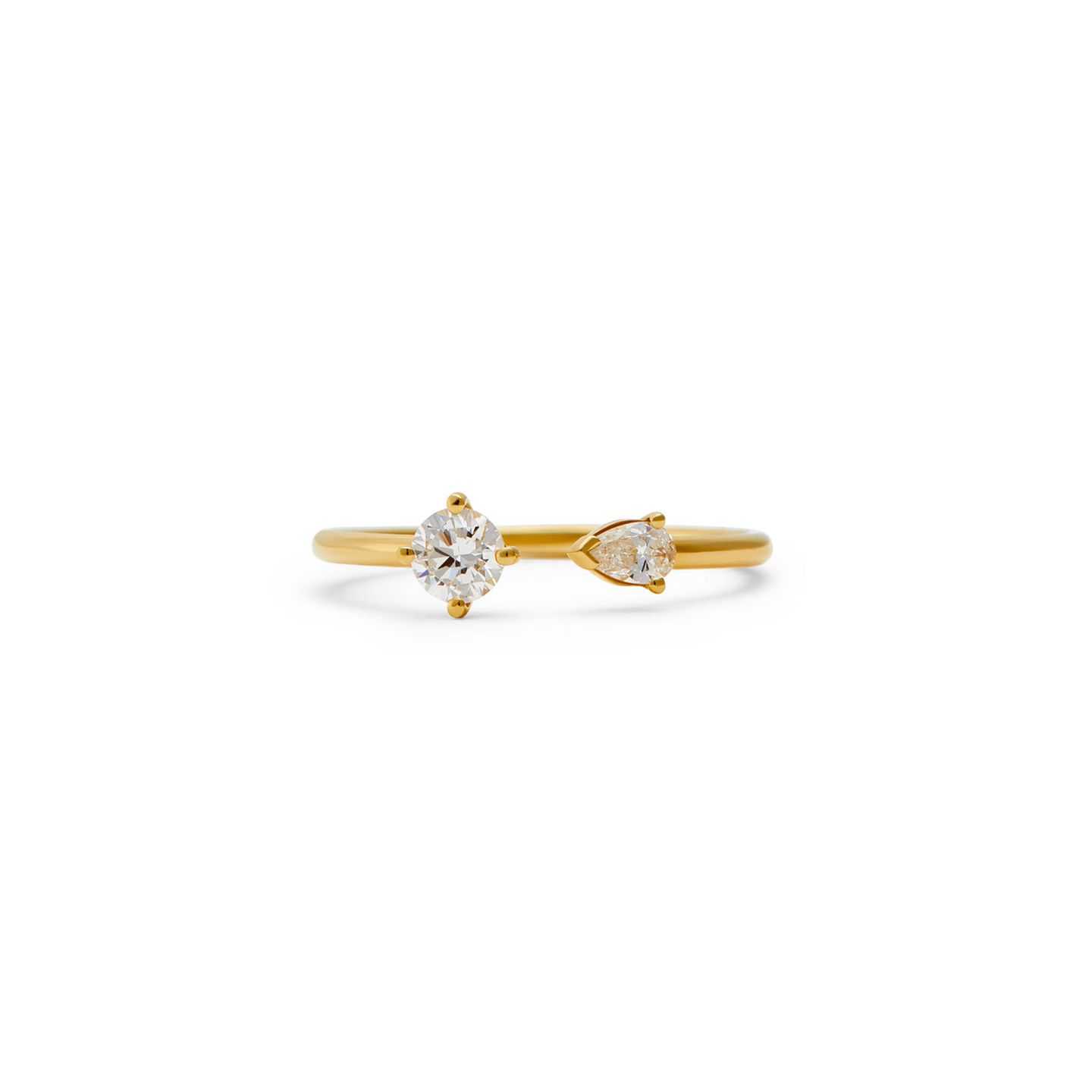Schmuck geht immer. Deswegen landet auch dieser zauberhafte Ring Chiara von Zany&Shy auf unserem Wunschzettel. Zart, elegant und mit der richtigen Portion Extravaganz das perfekte Schmuckstück. Was uns besonders gefällt: Der Ring besteht aus recyceltem 18-karätigem Gold. Ein perfektes Geschenk für uns!  Ring Chiara von Zany&Shy für 935 €