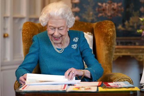 Thron-Jubiläum der Queen: Queen Elizabeth 2 sitzt am Tisch mir Papieren vor sich