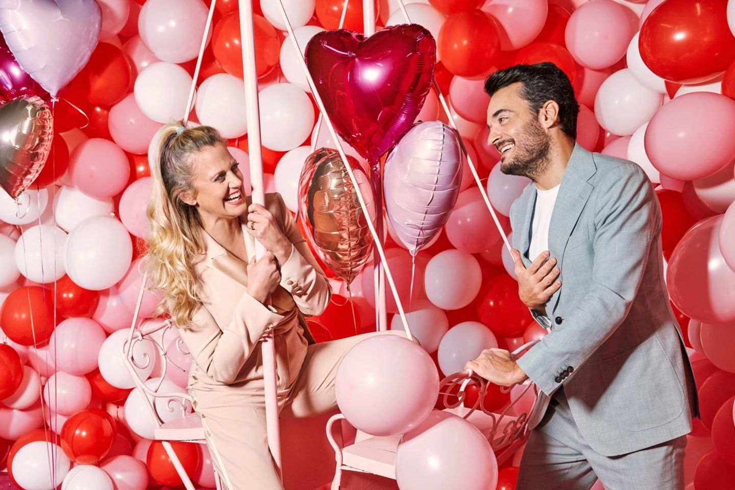 Giovanni Zarella: Barbara und Giovanni umgeben von roten und pinken Luftballons