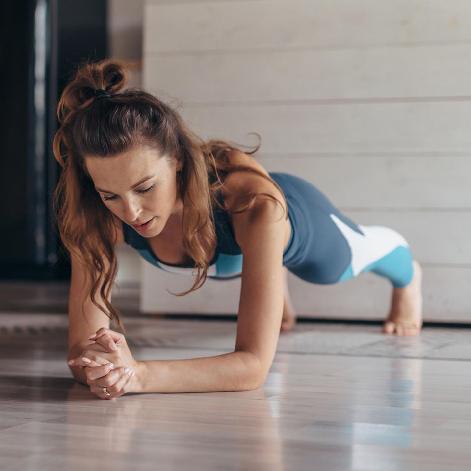 Frau übt die Planke: Die 5 besten Übungen für den Bauch, die keine Sit-ups sind