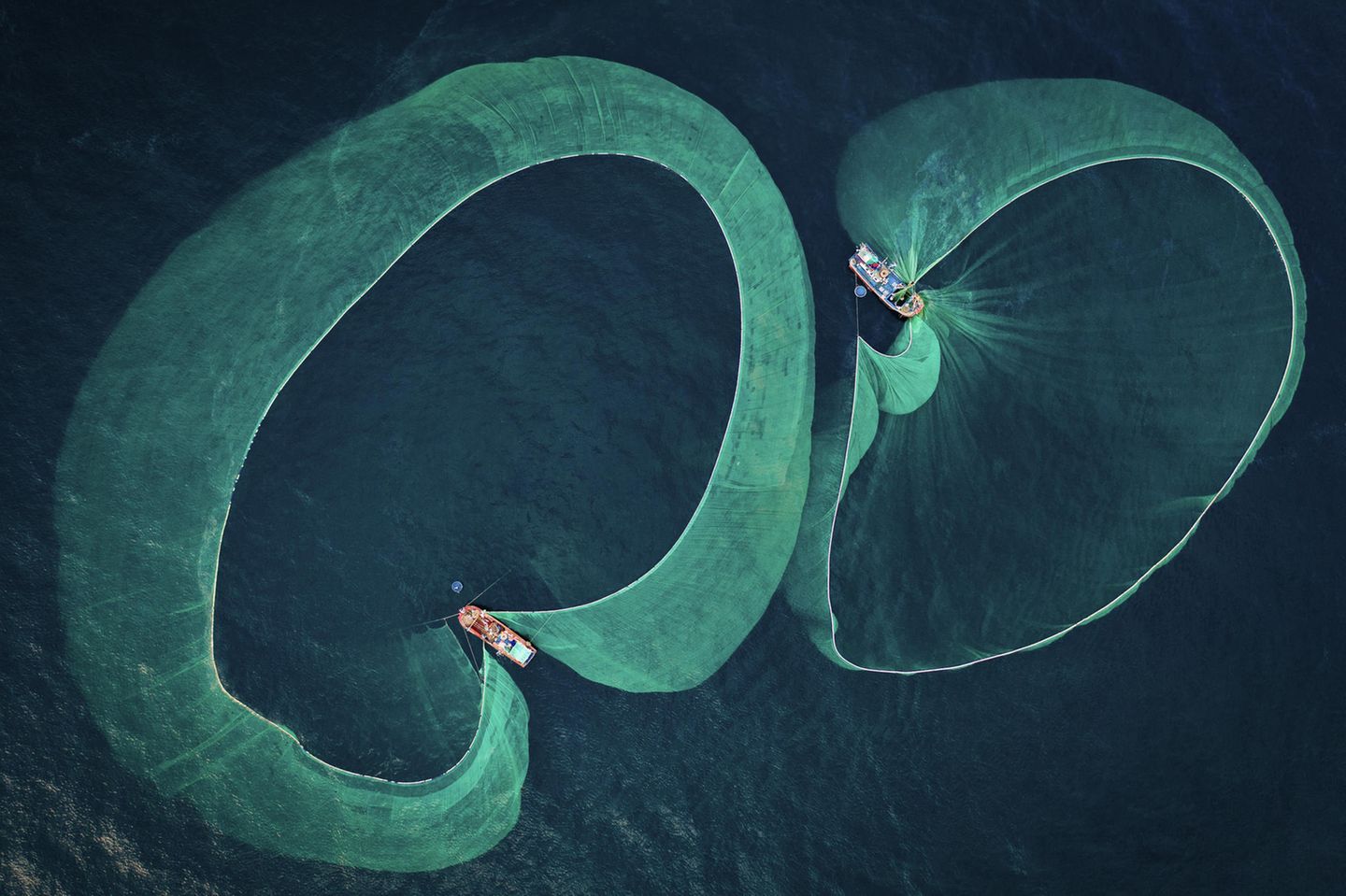 Unterwasserfotografie Awards 2022: Fischerboote mit Netzen