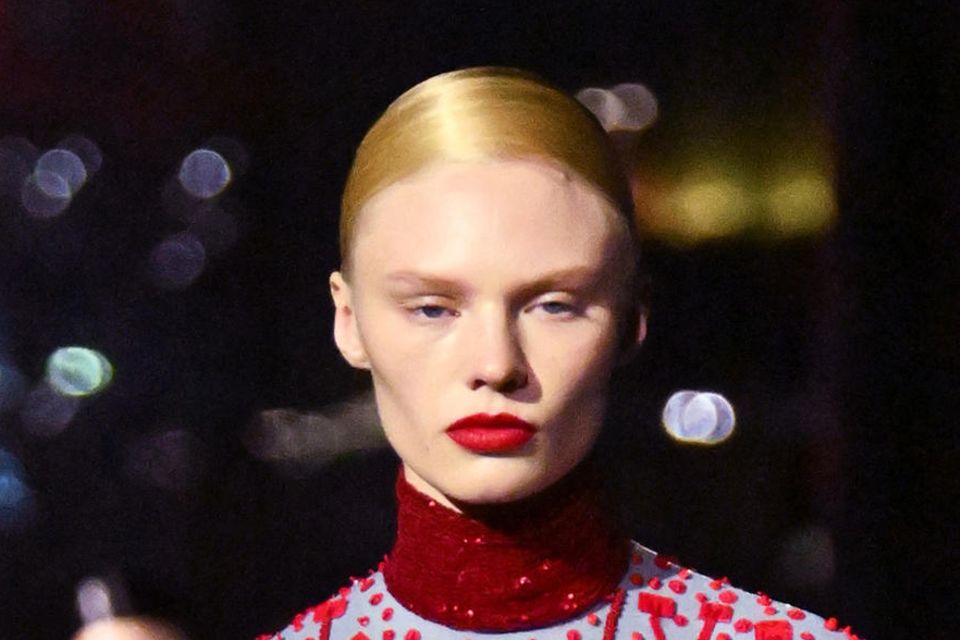 New York Fashion Week: Bei diesem Look von Tory Burch liegt der Fokus auf den roten Lippen. Bei diesem Look von Tory Burch liegt der Fokus auf den roten Lippen