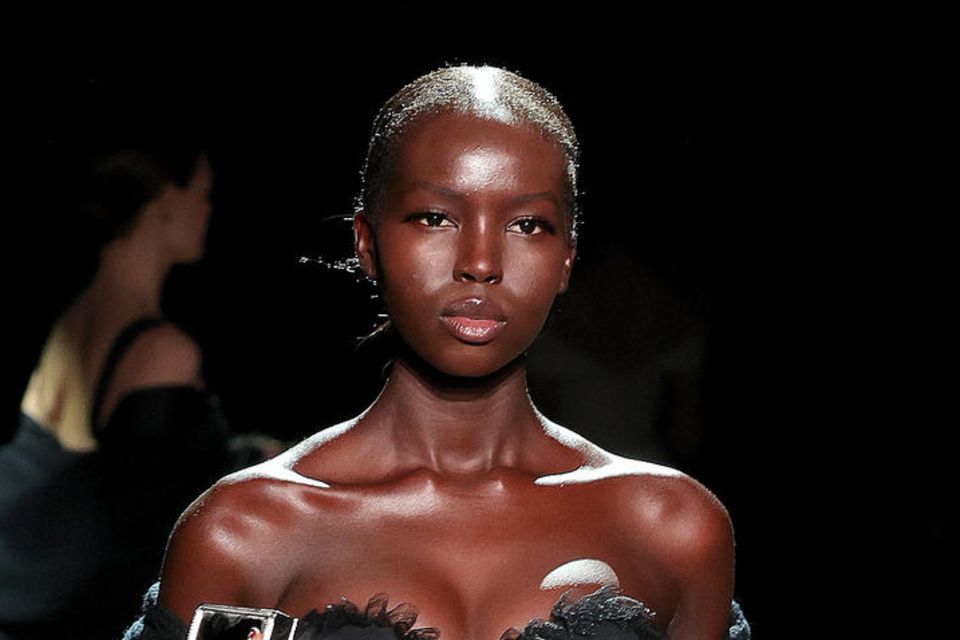 New York Fashion Week: Brand Maxwell setzt bei der NYFW auf Glow. Brand Maxwell setzt bei der NYFW auf Glow.