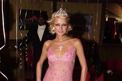 Keine Person steht mehr für den Style der frühen 2000er-Jahre als Paris Hilton. Das It-Girl ist für ihre legendären sowie gewagten Styles bekannt. Von Trainingsanzügen aus Samt bis hin zu durchsichtigen Kleidern ist alles dabei. Für ihren 21. Geburtstag wählt sie ein pinkes Kleid und ihre allseits beliebte Krone, die früher nie fehlen durfte. 