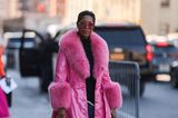Auf den Laufstegen der New York Fashion Week konnten wir es erahnen, die Streetstyles rund um die Schauen machen es offiziell: Pink ist groß im Trend und schüttelt sein mädchenhaftes Images ab! In Kombination mit Bootcut-Jeans und Metallkappen-Pumps wirkt die Farbe absolut cool. 