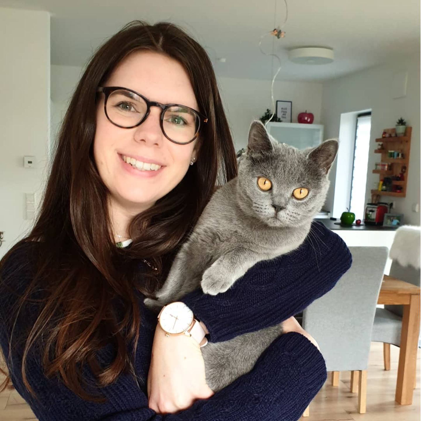 Liebe-dein-Haustier-Tag: Frau mit Katze auf dem Arm