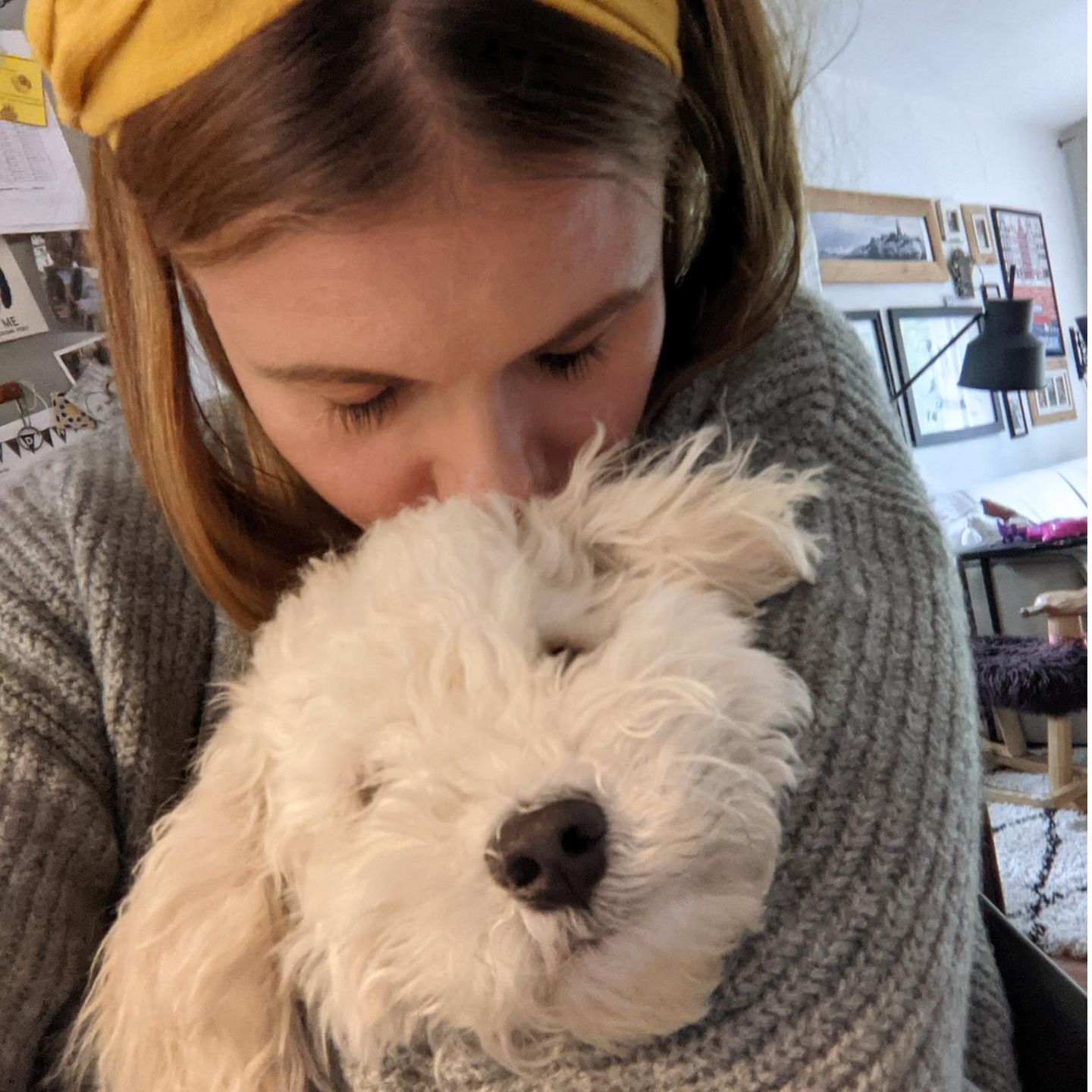 Liebe-dein-Haustier-Tag: Frau mit weißem Wuschel-Hund