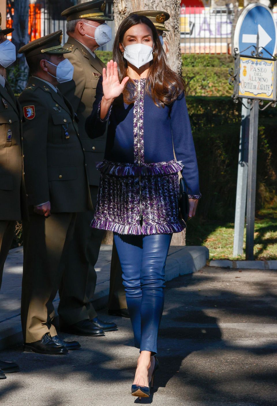 Königin Letizia besucht die Jubiläumsfeier einer Militärorganisation, und die Sonnenstrahlen beleuchten ihren royalen Look in Dunkelblau und Lila besonders schön. Das Oberteil mit Tweed-Optik stammt von Carolina Herrera, die farblich perfekt dazu passende Leder-Leggins von Uterqüe.