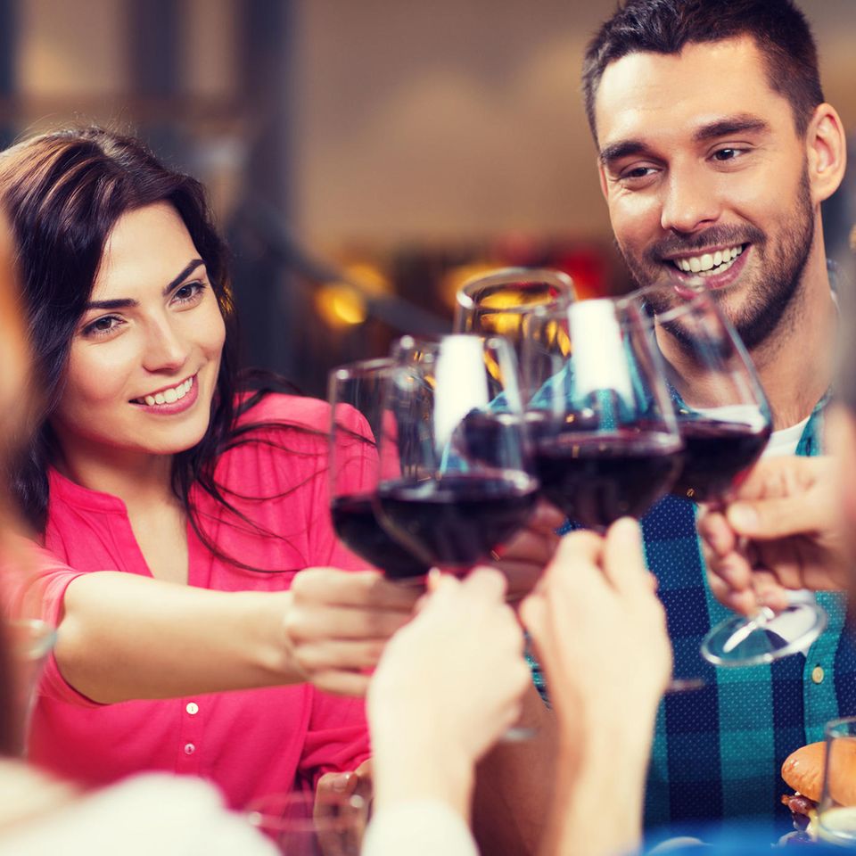 Abnehmen trotz Alkohol: Freunde stoßen mit Wein an