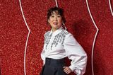 Sandra Oh zeigt sich bei der "Turning Red"-Gala in England in einem lässigen Look – so kennen wir es von ihr. Die weiße Bluse kombiniert sie mit einer weiten Taillenhose mit Gürtel und roten Lippen.