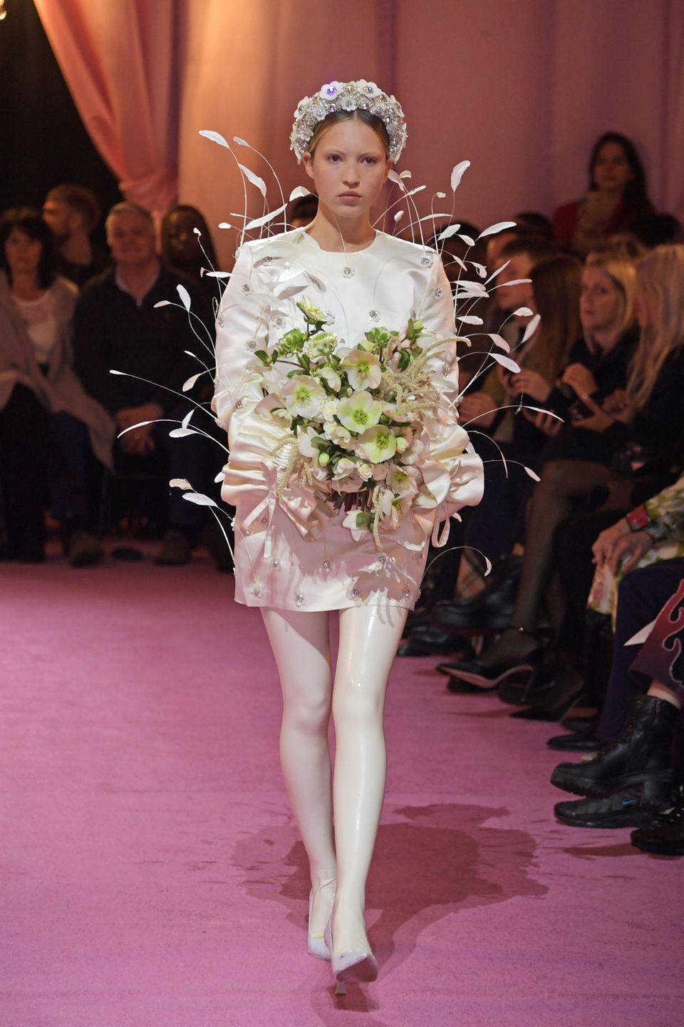 Lila Moss trägt den Brautlook bei der Modenschau von Richard Quinn für Herbst/Winter 2022/23.