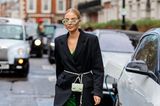 Mit XXL-Blazer zum smaragdgrünen Glamour-Dress schwebt Leonie Hanne über die Straßen Londons, mit passenden Accessoires versteht sich: Die lindgrüne Gürteltasche von Chanel und die farblich passende Sonnenbrille sind Blickfänger.