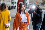 Auf dem Weg zur Fashion-Show von Erdem in London vereint Jenna Coleman lässigen Streetstyle und leuchtenden Glamour gleichermaßen.