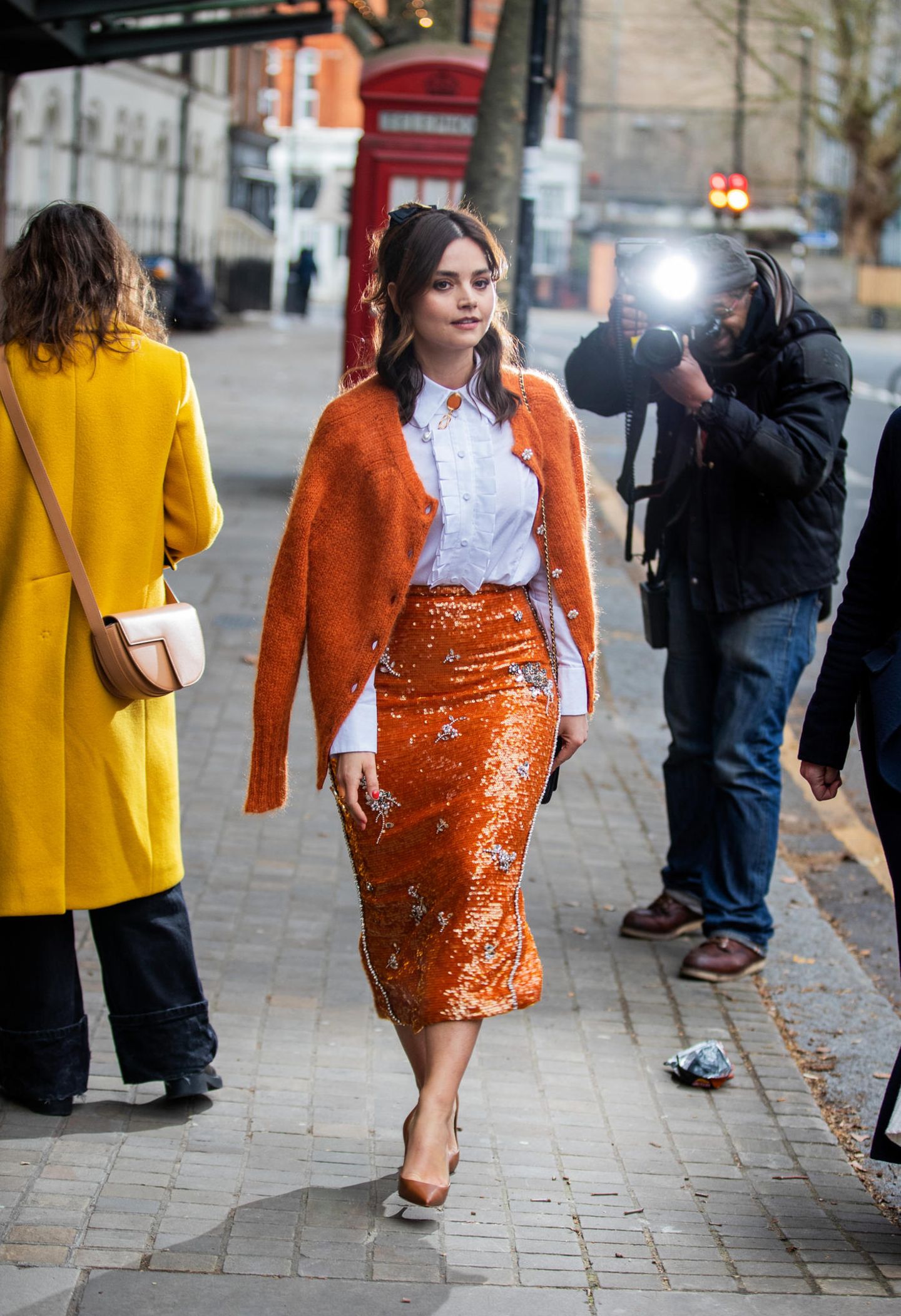 Auf dem Weg zur Fashion-Show von Erdem in London vereint Jenna Coleman lässigen Streetstyle und leuchtenden Glamour gleichermaßen.