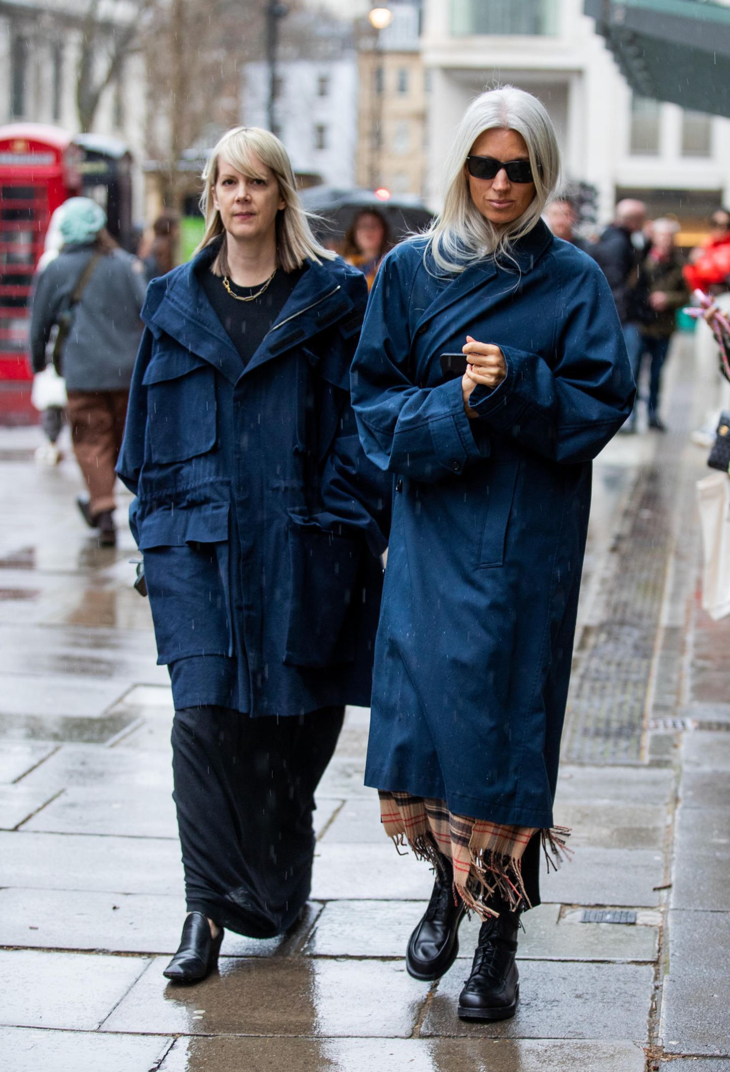 Beim Londoner Februarwetter kann man schon mal den Blues bekommen, die Vogue-Redakteurinnen Laura Ingham und Sarah Harris setzen den aber passend zur Fashion Week sehr stylisch um.