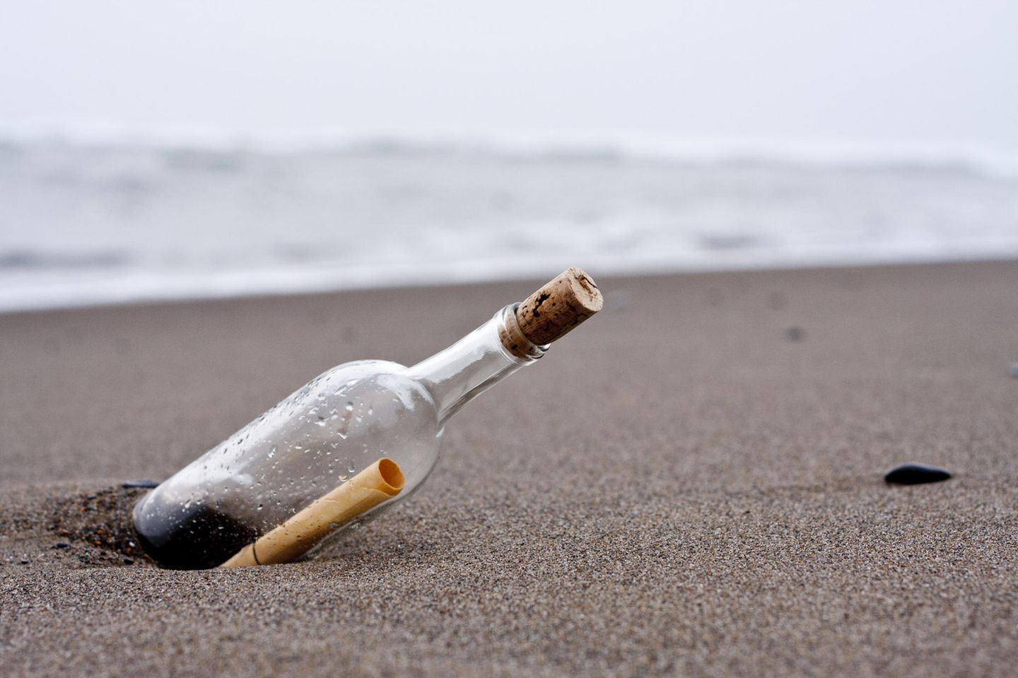 Kölner Feuerwehr antwortet auf Flaschenpost eines Fünfjährigen: eine Flaschenpost liegt am Strand
