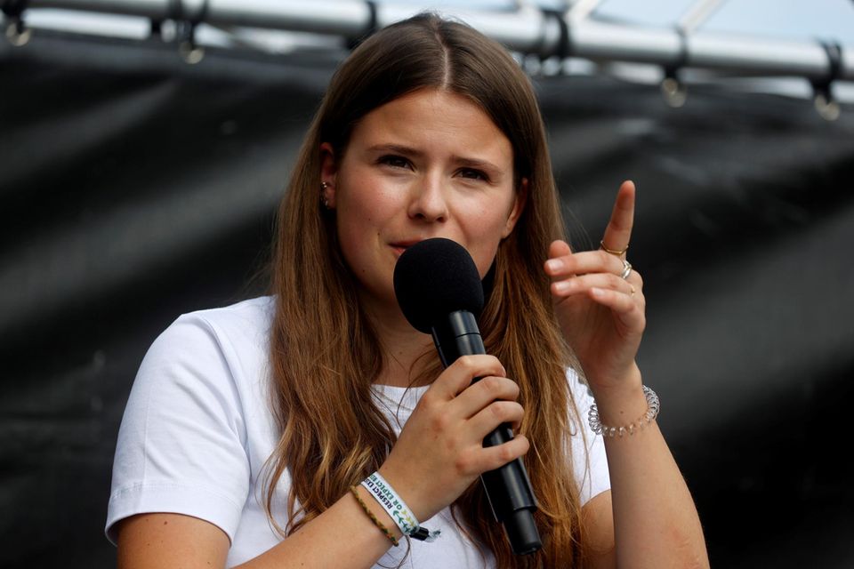 Nicht nur Greta setzt sich ein: Luisa Neubauer mit Mikrofon in der Hand