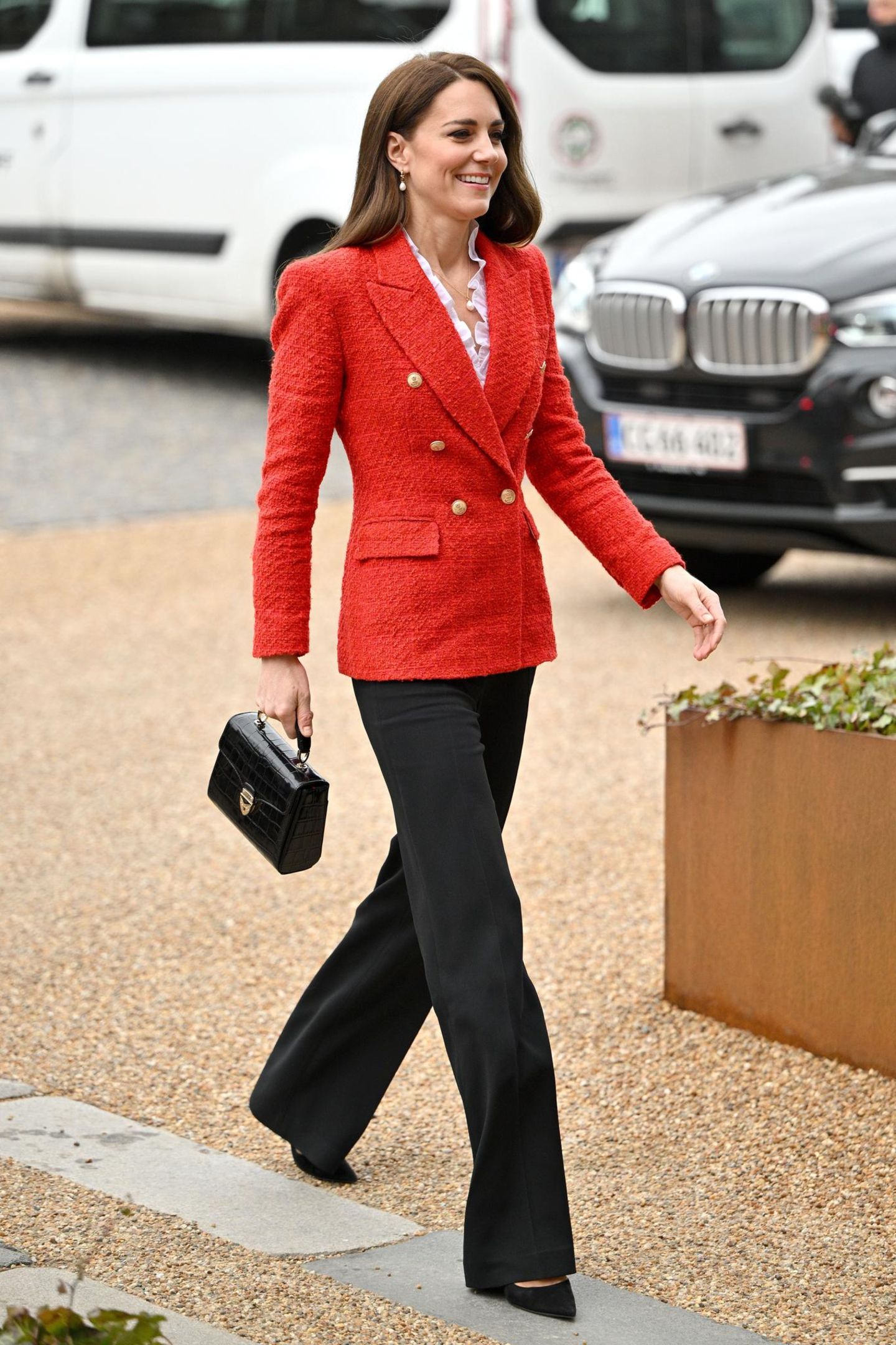 Vom 22. bis 23. Februar besucht Herzogin Catherine Kopenhagen. Für ihren ersten Auftritt setzt sie auf ein Teil, das sie schon einmal getragen hat: Den roten Blazer von Zara kombiniert sie zu einer schwarzen Hose, einer weißer Rüschenbluse und schwarzer Handtasche. Klassisch, elegant und stilvoll – so kennen wir Kate.