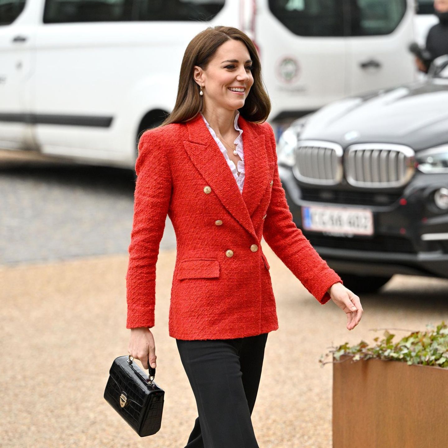 Vom 22. bis 23. Februar besucht Herzogin Catherine Kopenhagen. Für ihren ersten Auftritt setzt sie auf ein Teil, das sie schon einmal getragen hat: Den roten Blazer von Zara kombiniert sie zu einer schwarzen Hose, einer weißer Rüschenbluse und schwarzer Handtasche. Klassisch, elegant und stilvoll – so kennen wir Kate.