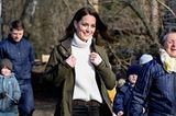 Für den Besuch der "Stenurton Forest School" trägt Herzogin Catherine einen legeren Outdoor-Look. Mit der olivgrünen Jacke und dem dicken Rollkragenpullover trotzt sie dem wechselhaften Wetter in Dänemark. 