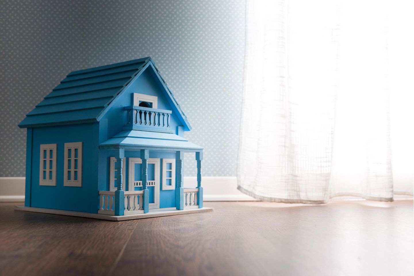 Puppenhaus | Traumdeutung: Das bedeutet es, wenn du von deinem Elternhaus träumst