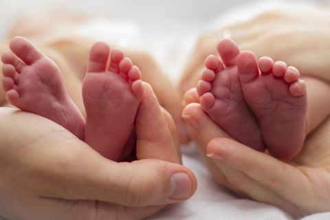 Zwei Frauen werden als Babys vertauscht: Babyfüße von Zwillingen