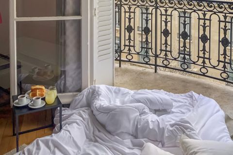 Dekotrends: Französisches Bett mit Blick auf den Eiffelturm