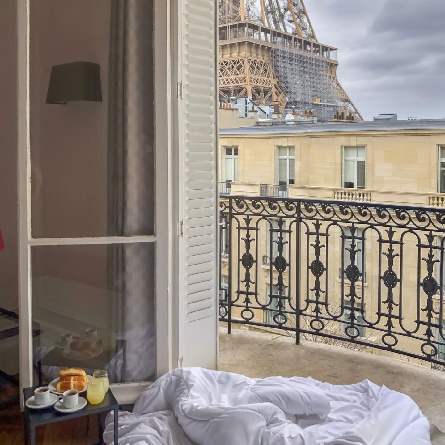 Dekotrends: Französisches Bett mit Blick auf den Eiffelturm