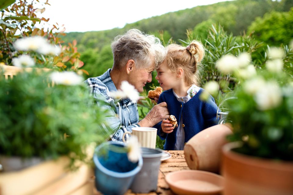 Omas Tipps: Großmutter und Enkelin gärtnern gemeinsam