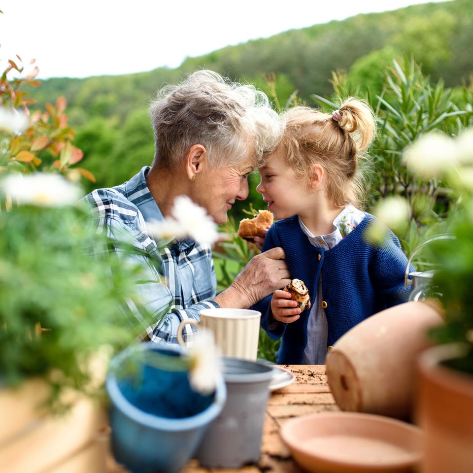 Omas Tipps: Großmutter und Enkelin gärtnern gemeinsam