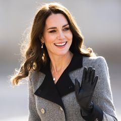Ob Kate die Ohrringe zufällig ausgewählt hat? Sicherlich nicht! Die Frau von Prinz William schickt damit eine respektvolle Geste in Richtung ihres Gastgeberlandes.