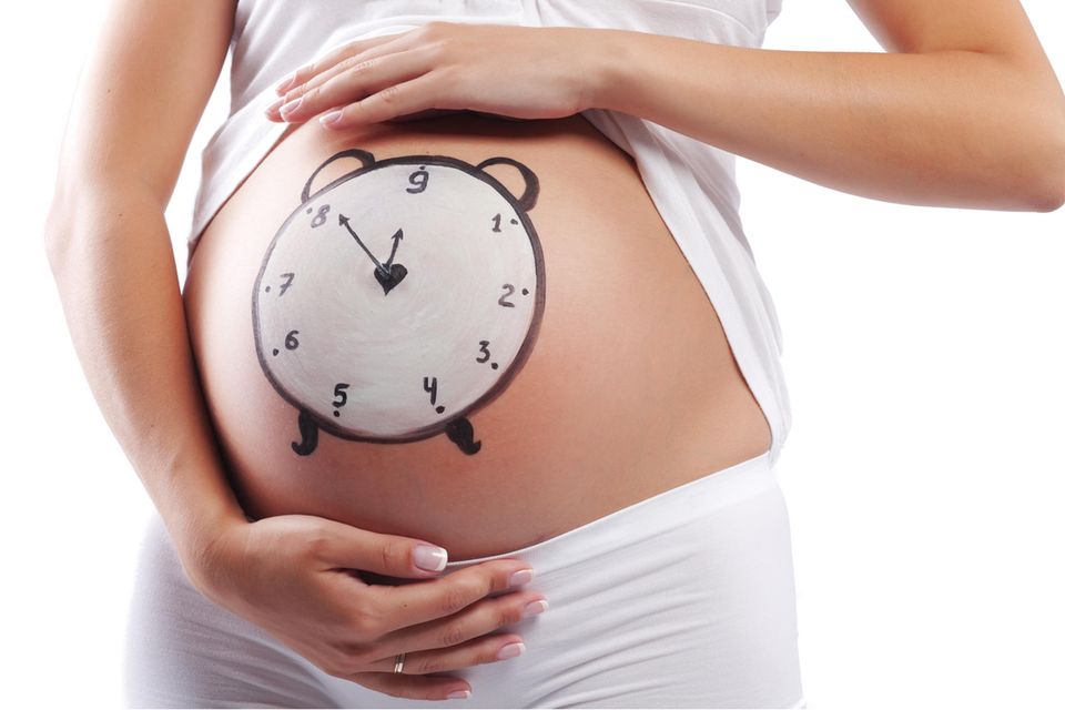 Babybauch bemalen: Gemalte Uhr auf Babybauch