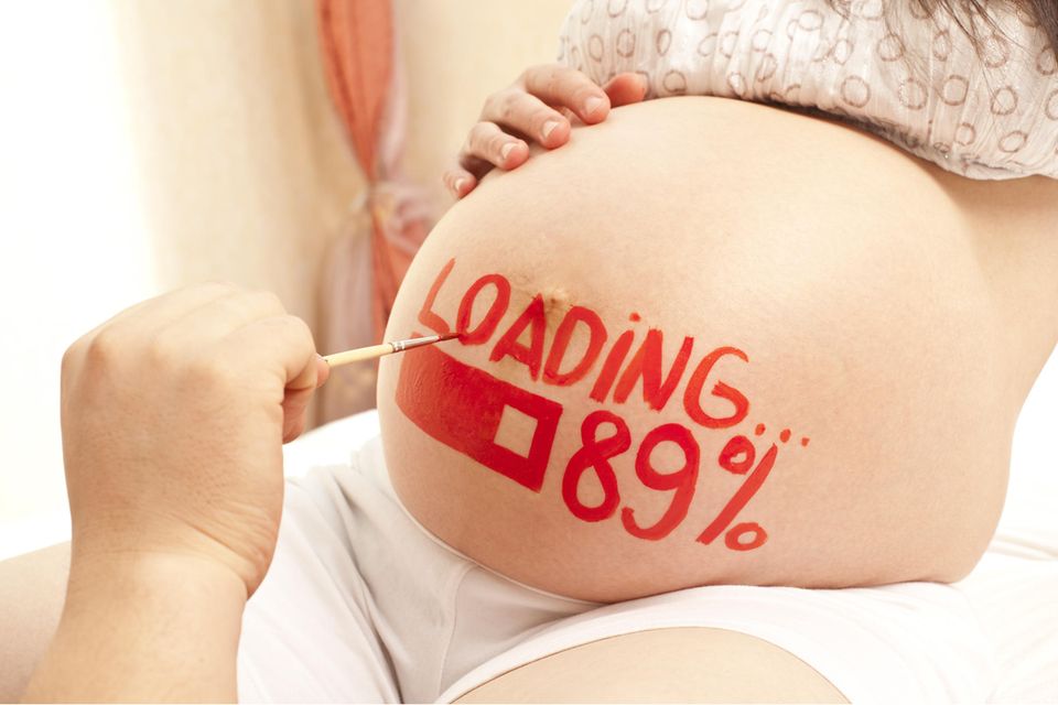 Babybauch bemalen: Ladeanzeige auf Babybauch