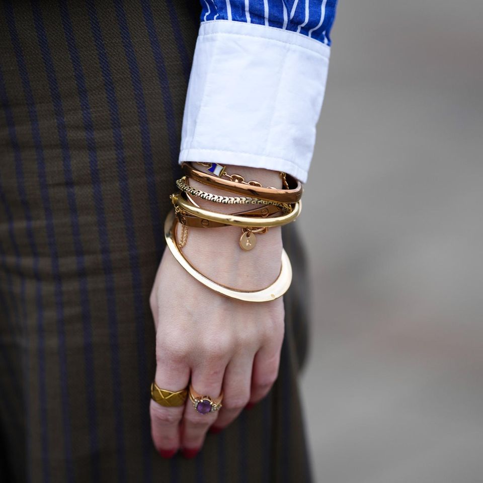 Eine Frau trägt verschiedene Armreifen auf der Paris Fashion Week 2022