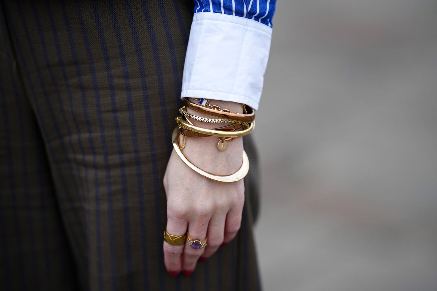 Eine Frau trägt verschiedene Armreifen auf der Paris Fashion Week 2022