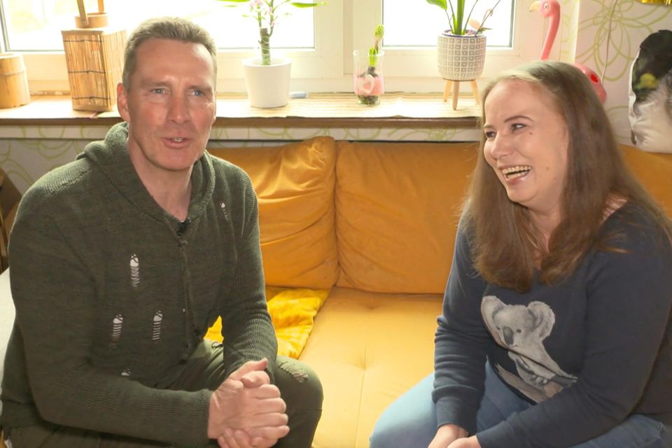 Er bezahlt ihre Schönheits-OP