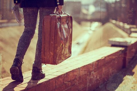 Psychologe erklärt: Eine Frau mit Koffer