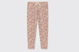 Ob im Homeoffice oder auf der Couch beim Serien anschauen, Loungewear ist in unserem Kleiderschrank nicht mehr wegzudenken. Für den Frühling haben wir uns ein geblümtes Modell von Schiesser für ca. 50 Euro ausgesucht.   Mit der BRIGITTE Shopping Card sparst du bei Schiesser vom 16. März bis 04. April 2022 15 Prozent.